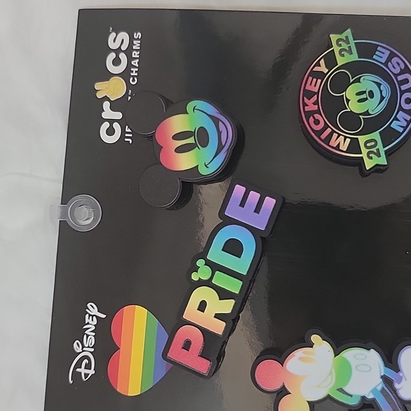 Crocs DISNEY'S RAINBOW CELEBRATION 5 PACK. Jibbitz Charms - Picture 2 of 7
